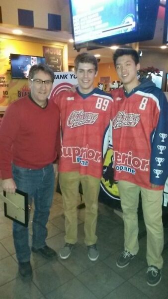 On December 10th, Buffalo Wild Wings and the Oshawa Generals partnered for a celebrity server event raising funds to support the work of the United Way Durham Region. Thank you Oshawa Generals: Sam Harding, Stephen Desrocher, Mitchell Vande Sompel, Cliff Pu and Kenny Huether for being our celebrity servers and to all the staff at Buffalo Wild Wings for all of your hard work.