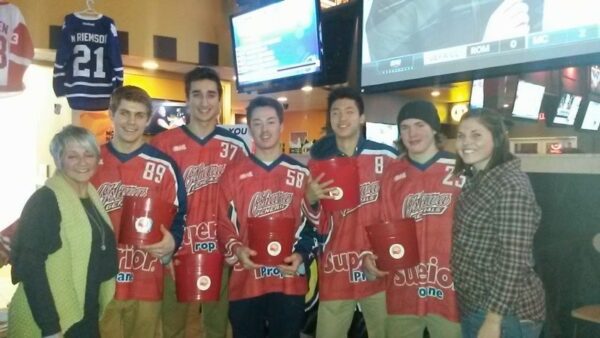 On December 10th, Buffalo Wild Wings and the Oshawa Generals partnered for a celebrity server event raising funds to support the work of the United Way Durham Region. Thank you Oshawa Generals: Sam Harding, Stephen Desrocher, Mitchell Vande Sompel, Cliff Pu and Kenny Huether for being our celebrity servers and to all the staff at Buffalo Wild Wings for all of your hard work.